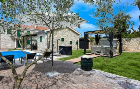 Location Maison à Nin 8 personnes