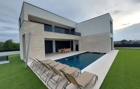 Location Maison à Nin 10 personnes