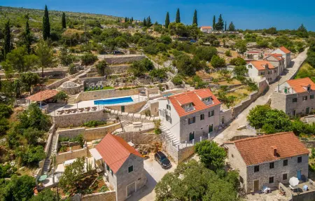 Location Maison à Lozisca 16 personnes