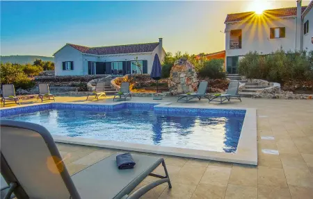 Location Maison à Brac Pusisca 12 personnes