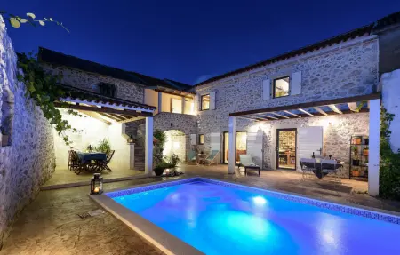 Location Maison à Nin 8 personnes