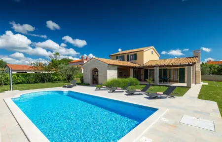 Location Maison à Barban 10 personnes