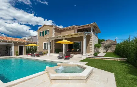 Location Maison à Tinjan 9 personnes