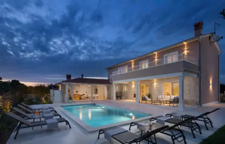 Location Maison à Zminj 8 personnes