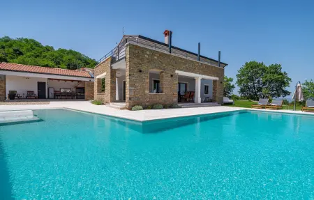 Location Maison à Pazin 12 personnes