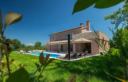 Location Maison à Pazin 12 personnes