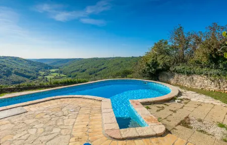 Location Maison à Tinjan 19 personnes