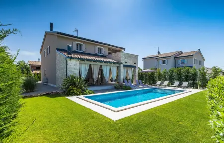 Location Maison à Zminj 8 personnes