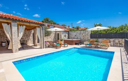 Location Maison à Grizane 6 personnes