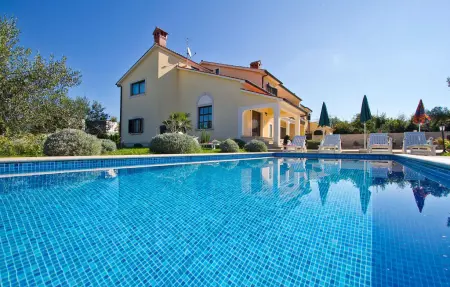 Location Maison à Tinjan 8 personnes