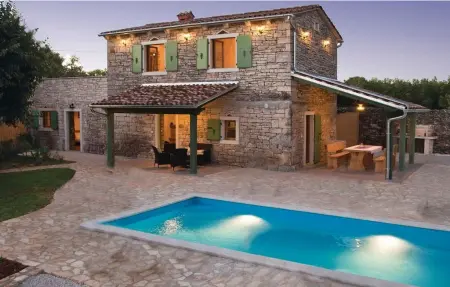 Location Maison à Tinjan 8 personnes