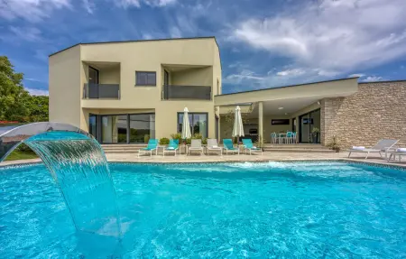 Location Maison à Tinjan 8 personnes