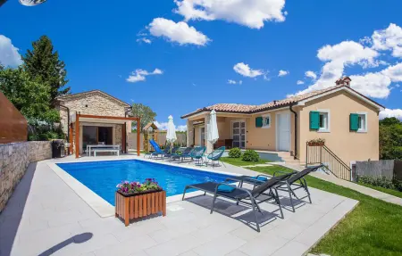 Location Maison à Zminj 8 personnes