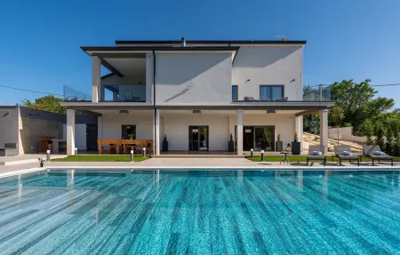 Location Maison à Tinjan 10 personnes