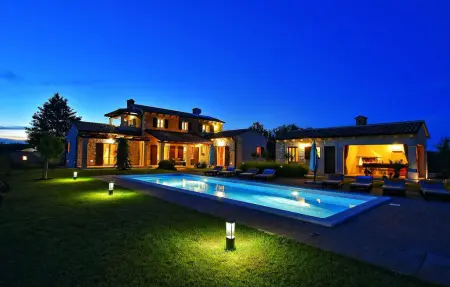 Location Maison à Tinjan 10 personnes