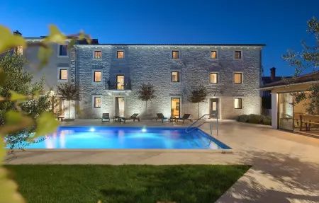 Location Maison à Tinjan 20 personnes