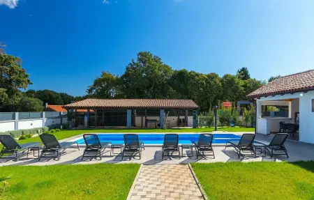 Location Maison à Sisan 8 personnes