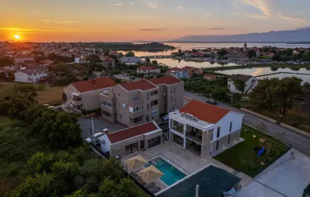 Location Maison à Nin 10 personnes