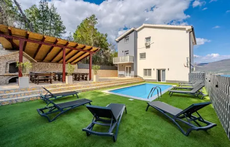 Location Maison à Karin 14 personnes