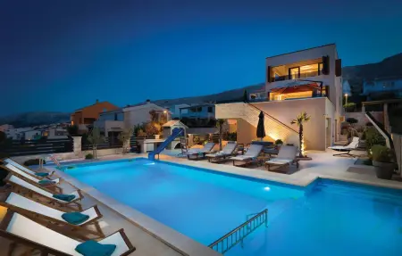 Location Maison à Pag 14 personnes